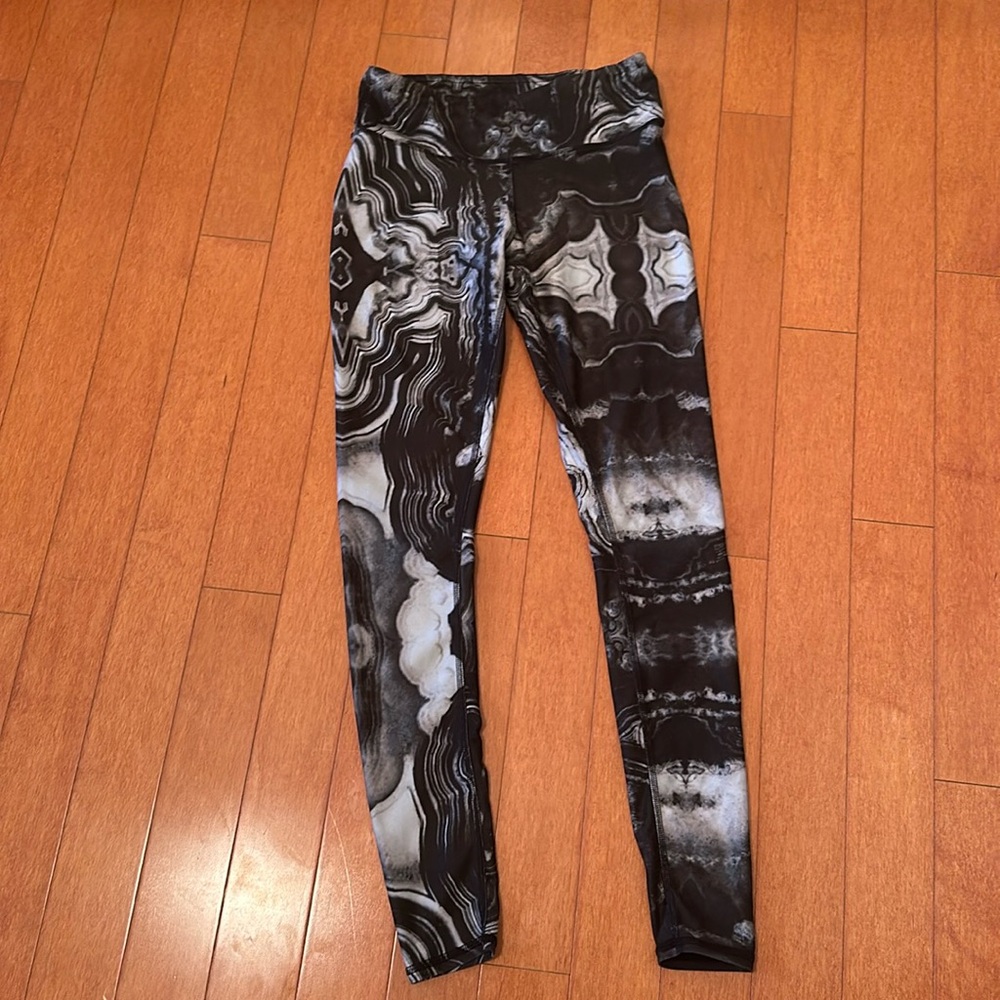 alo patterned leggings